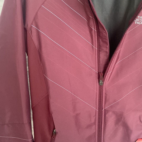 New with Tags The North Face Deep Garnet Red Running W Isotherm jacket - Picture 15 of 16